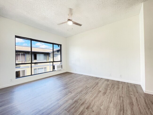 Building Photo - Just Refreshed Ewa Beach Condo with A/C