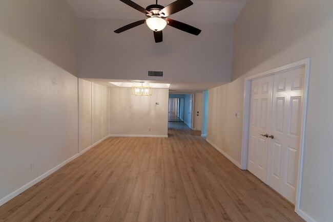 Building Photo - 2-bedroom condo is now available in Scotts...