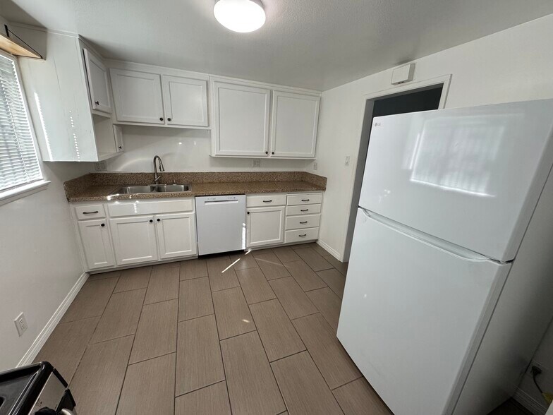 Building Photo - 534 E 19th St