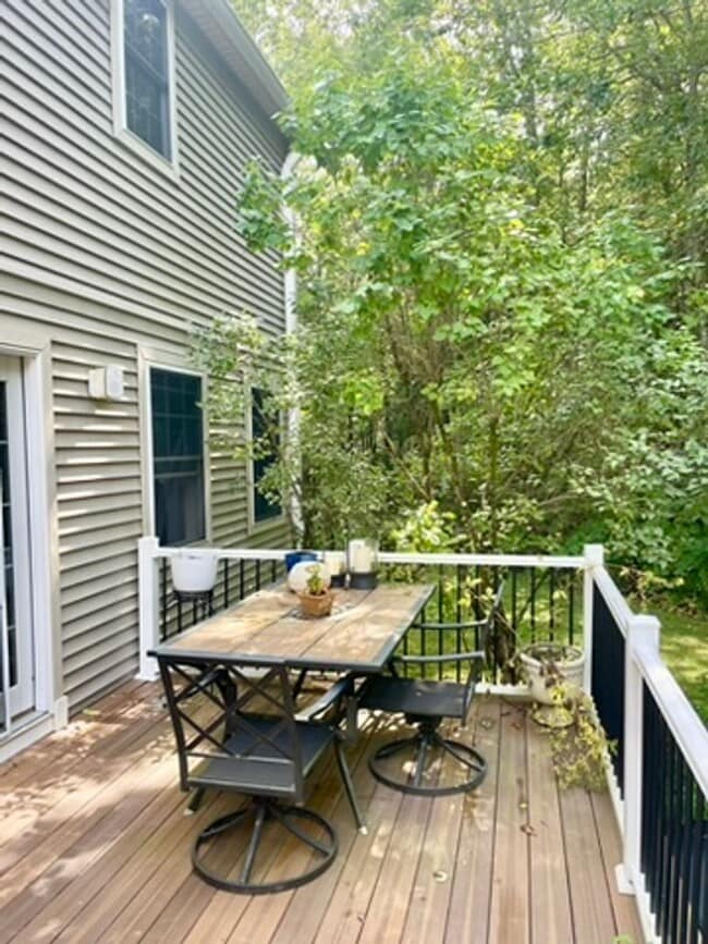 Building Photo - Sublet available now to May. Stunning 5 bedroom Falmouth Home