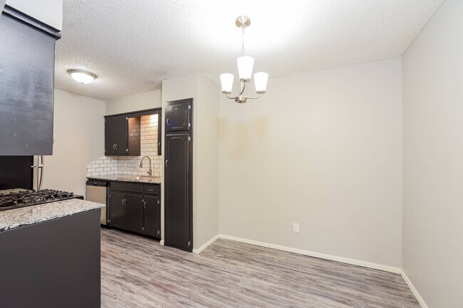 Premium unit dining area (10FB10) - Vines at Eleanor