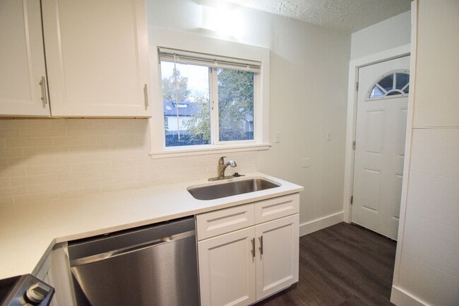 Building Photo - Newly Renovated 3-Bedroom Home in North Po...