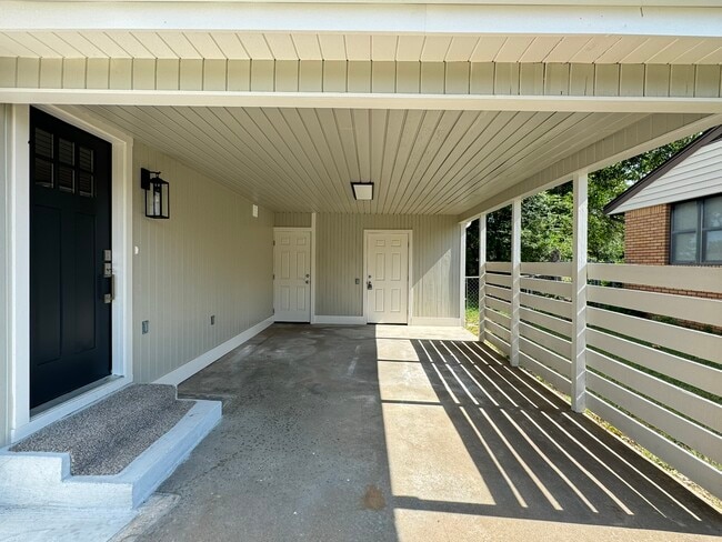 Building Photo - 1442 E Broadway St