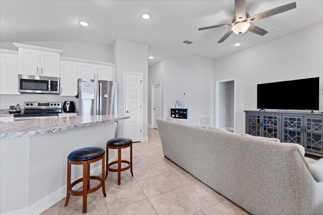 Building Photo - Welcome in to this beautiful Unfurnished -...