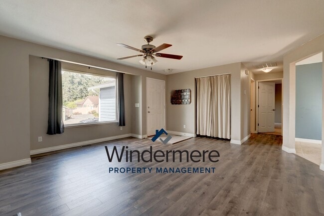 Building Photo - 3 Bedroom/2 Bath with garage home (Pet Neg...