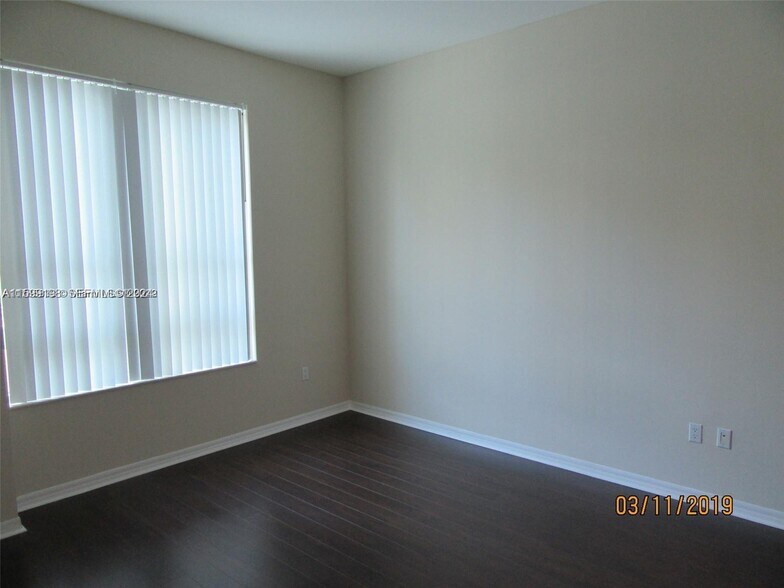 Building Photo - 950 Brickell Bay Dr