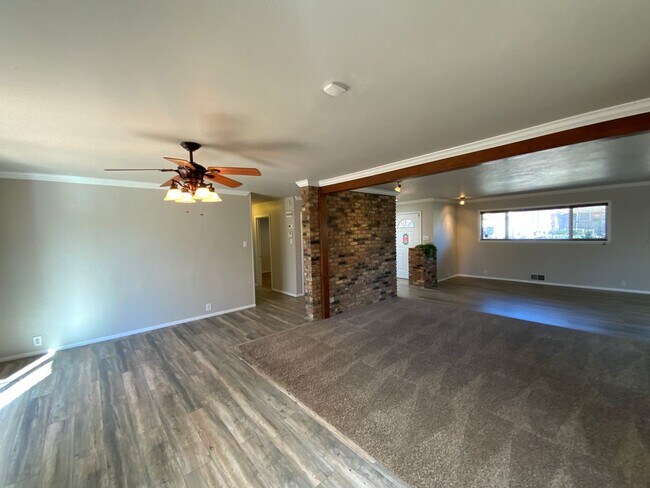 Building Photo - 5 Bedroom Home Available Near Wyoming Blvd NE & Comanche Rd NE!