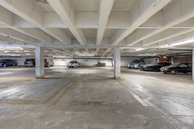 Building Photo - 6700 S South Shore Dr