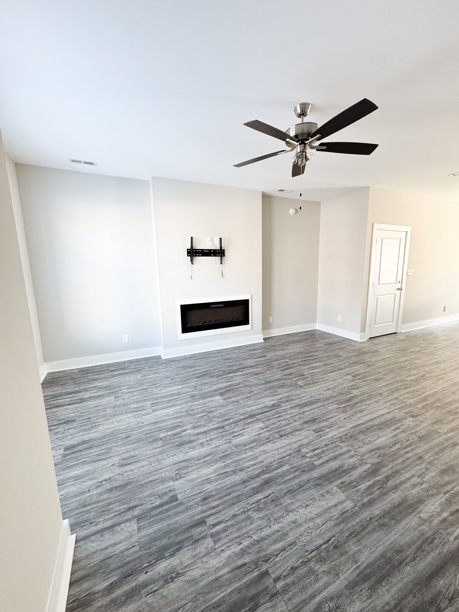 Building Photo - 19 Cuddington Ln