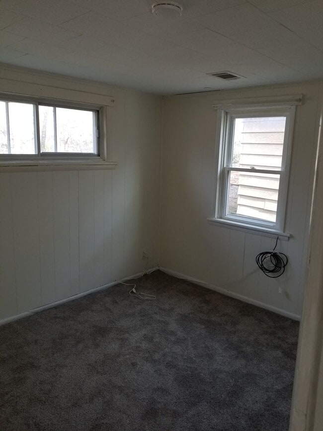 Building Photo - Two Bedroom House