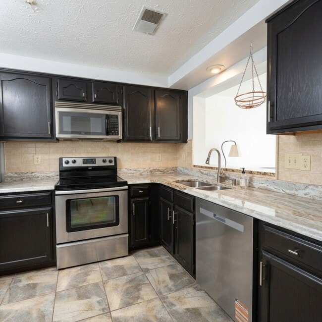 Building Photo - 594 Cascade Way