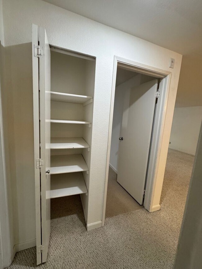 Building Photo - Cozy 2 Bed 1 Bath Condo, Wensley Court Factoria Bellevue