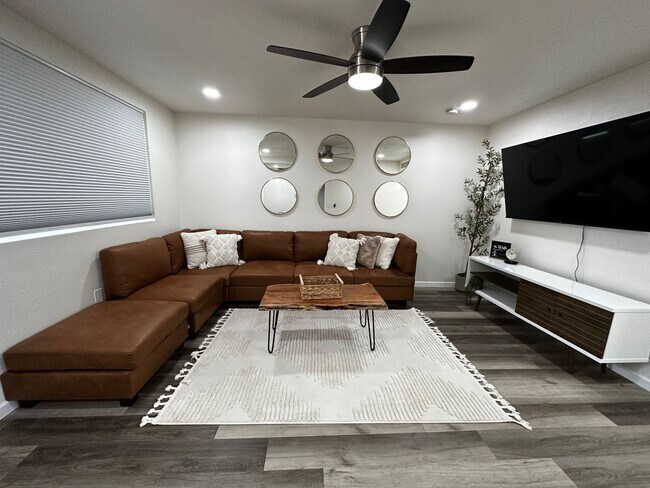 Building Photo - Beautiful Newly Remodeled home! AVAILABLE FURNISHED FOR $1850 OR UNFIRNISHED FOR $1650!