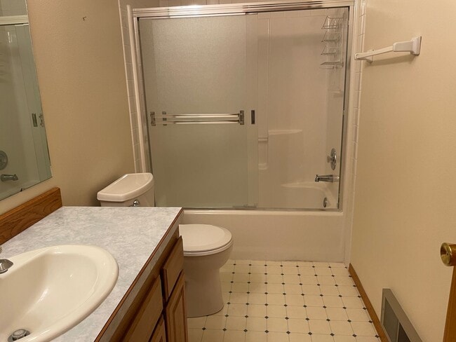 Building Photo - Well Maintained Duplex In The Heart of Qui...