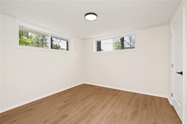 Building Photo - 1690 Cotswold Dr NE