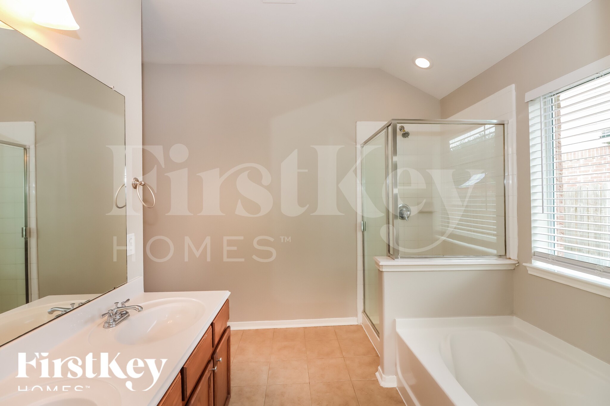 Building Photo - 2726 Lakecrest Way Dr