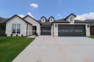 Building Photo - 2908 S Redwood Ave