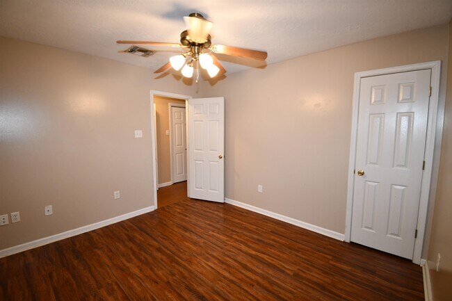 Building Photo - 604 Derouen St