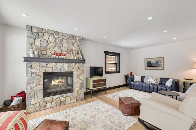 Building Photo - Luxury 3 bedoom/2.5 bathroom Home w/ Hot Tub