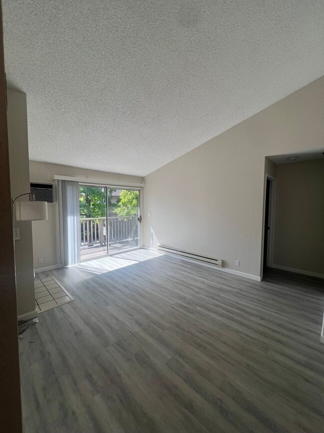 Building Photo - Extremely Well Maintained Upstairs 1/1 Condo Near Light Rail Now Available!