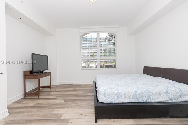 Building Photo - 3001 NE 185th St