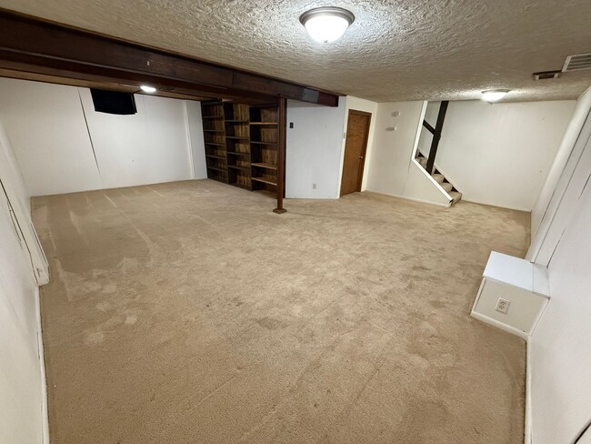 Building Photo - Spacious 5-Bedroom Home for Rent in Sioux ...