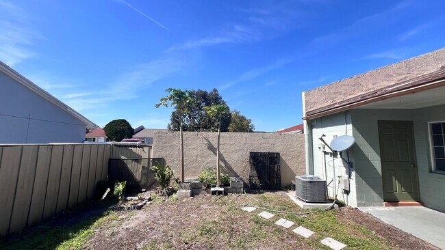 Building Photo - 2 Bedroom/1 Bath Townhome in Orlando!