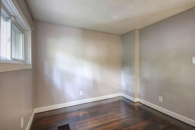 Building Photo - 3-bedroom home in Urbana available NOW!