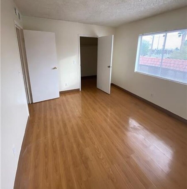 Building Photo - GREAT CENTRALLY LOCATED CONDO READY FOR YO...