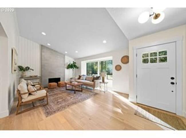 Building Photo - 3bd 2ba in quiet cul de sac Lake Oswego