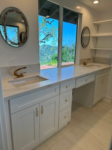 Building Photo - 10136 Hollow Glen Cir