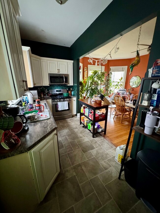 Building Photo - 609 East Walnut Street