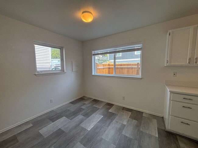 Building Photo - Available Now! Charming Home Across from Judkins Park