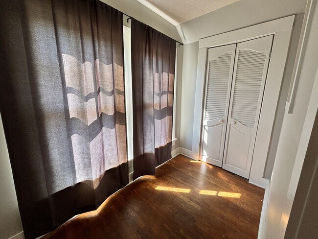 Building Photo - 312 S Valentine St