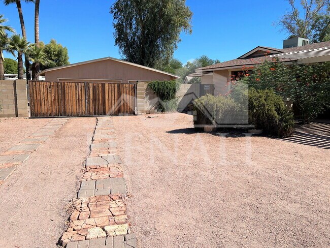 Building Photo - 5129 E Emile Zola Ave