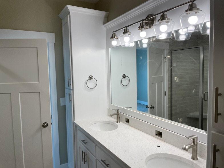 Building Photo - 775 Silvermaple Dr
