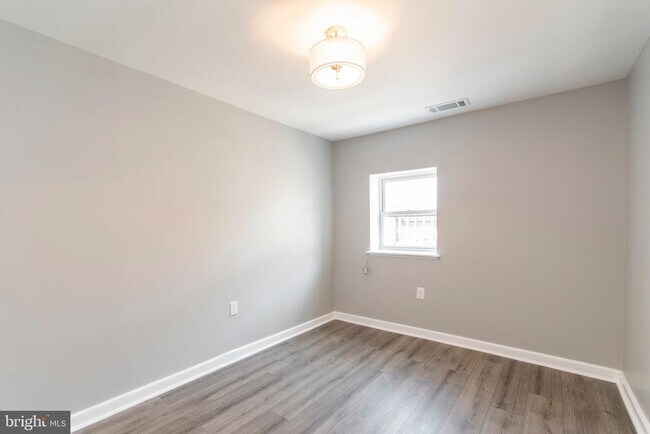 Building Photo - 515 W Girard Ave
