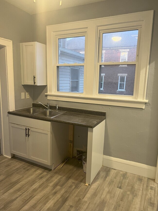 Building Photo - 1341 E Long St