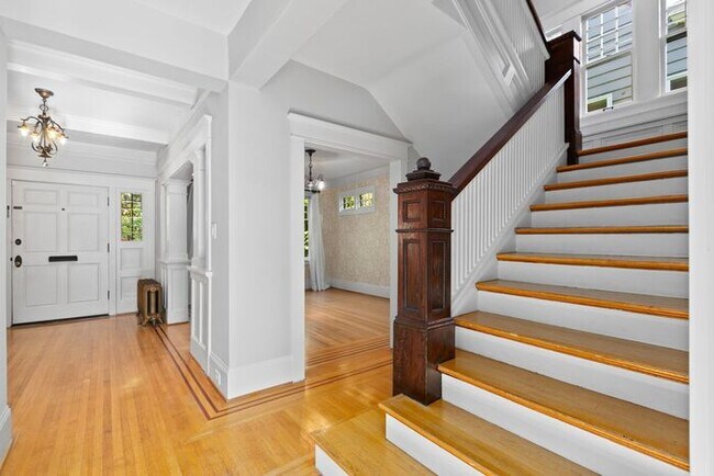 Building Photo - Stunning 1909 Craftsman w/ AC in Coveted Capitol Hill