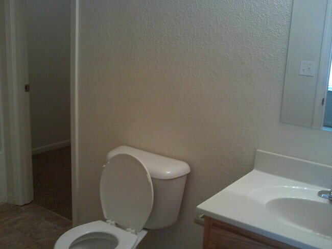 Building Photo - 3 bed 2 Bath duplex!