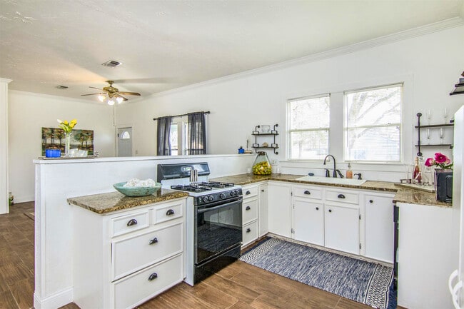 Building Photo - 11844 13th St