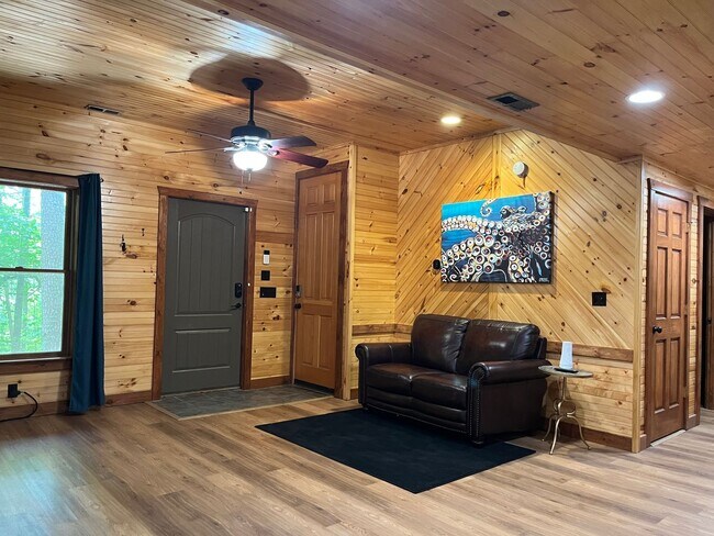 Building Photo - Beautiful 3/2 Mountain Home Rental!