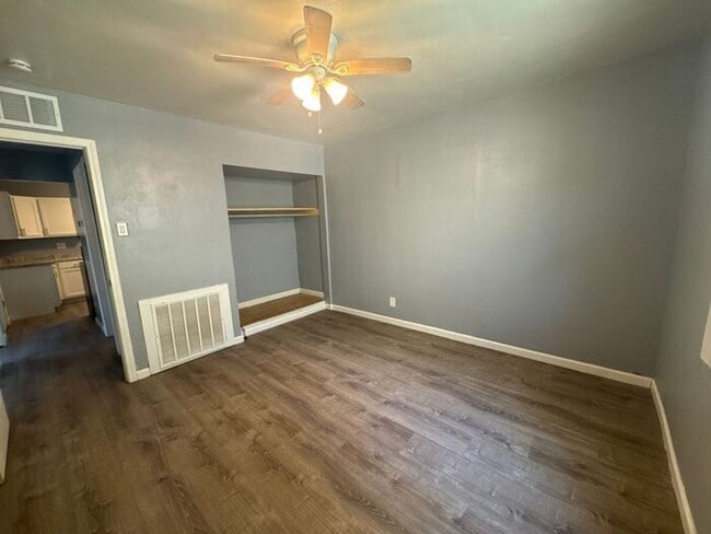 Building Photo - Recently renovated 4 bed/1 bath!