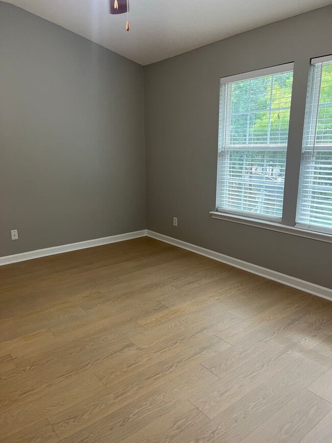 Building Photo - Available now! Spacious 3-bedroom, 2.5 bath townhome in Georgetown