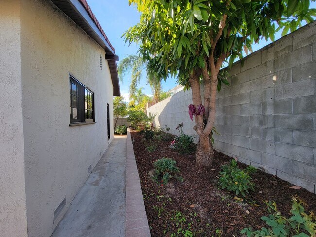 Building Photo - Torrance - 3 bd / 2 ba Home! GREAT LOCATION!!