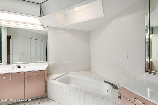 Building Photo - 5 Cache Cay Dr