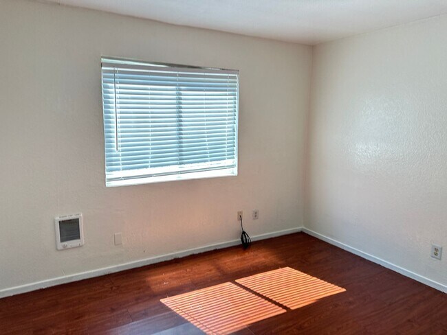 Building Photo - 1317