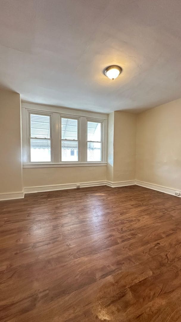 Building Photo - Desirable Property - Oak Lane