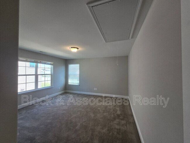 Building Photo - 5553 Marblehead Dr