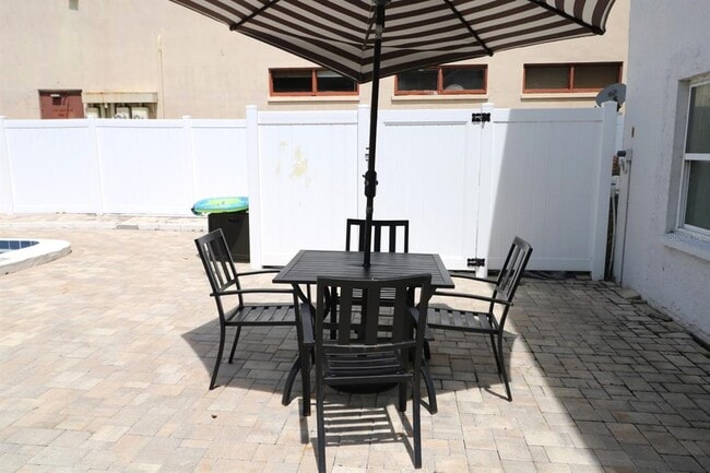 Building Photo - 5712 Townhouse Dr